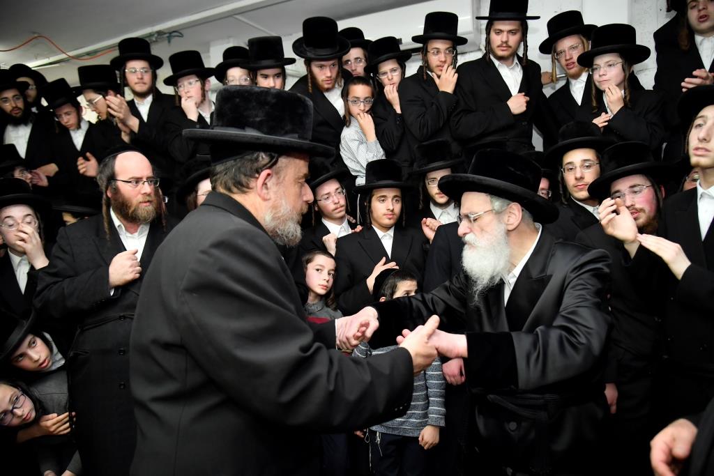 תיעוד: כ"ק האדמו"ר מויז'ניץ באפיית מצות