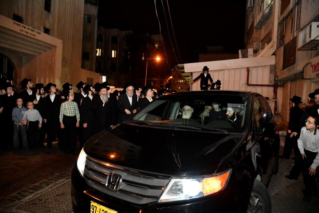 תיעוד: כ"ק האדמו"ר מויז'ניץ באפיית מצות