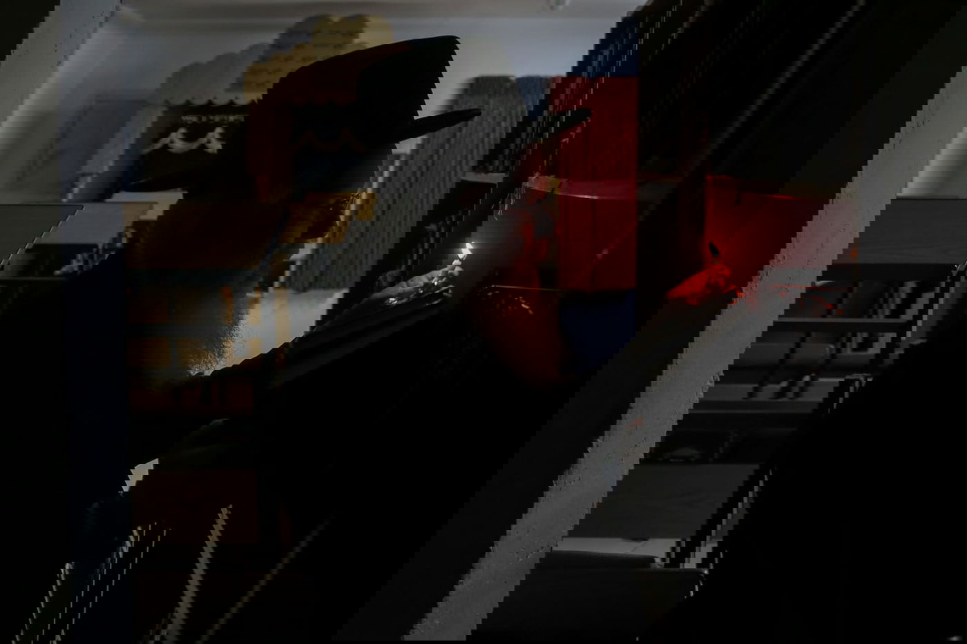 רבה של כרמיאל בעת בדיקת החמץ • תיעוד