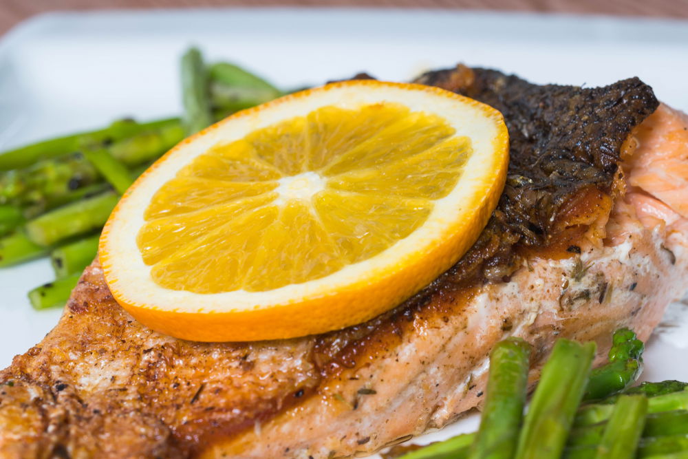 פילה סלמון אפוי במרינדת הדרים ורוזמרין