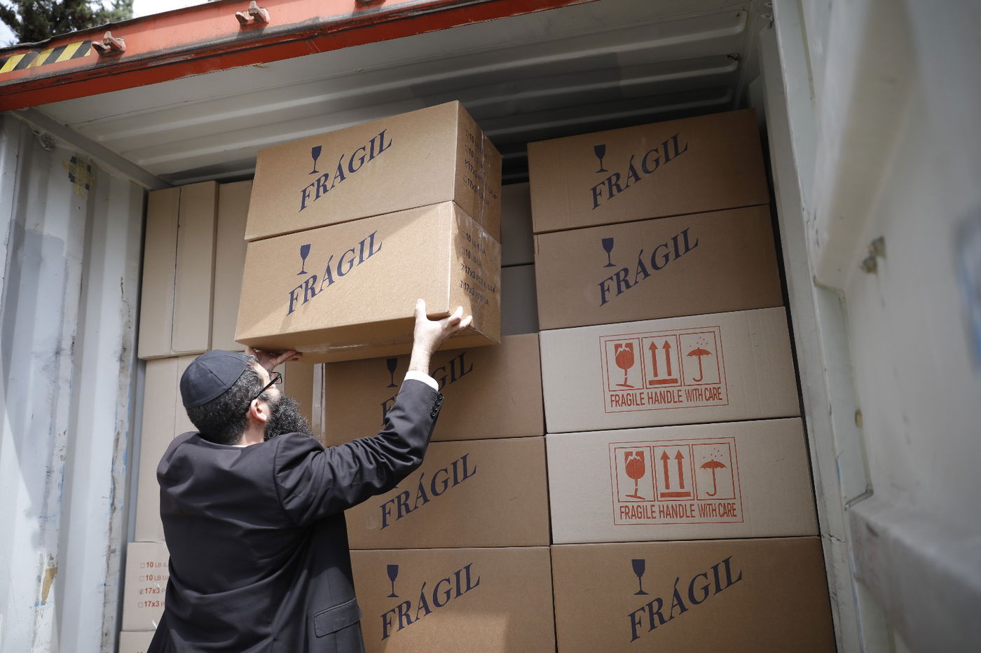 כך מחלקים החב"דניקים אלפי מצות שמורה