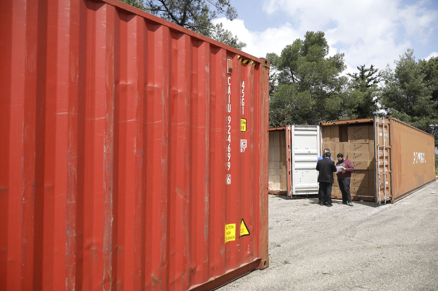 כך מחלקים החב"דניקים אלפי מצות שמורה