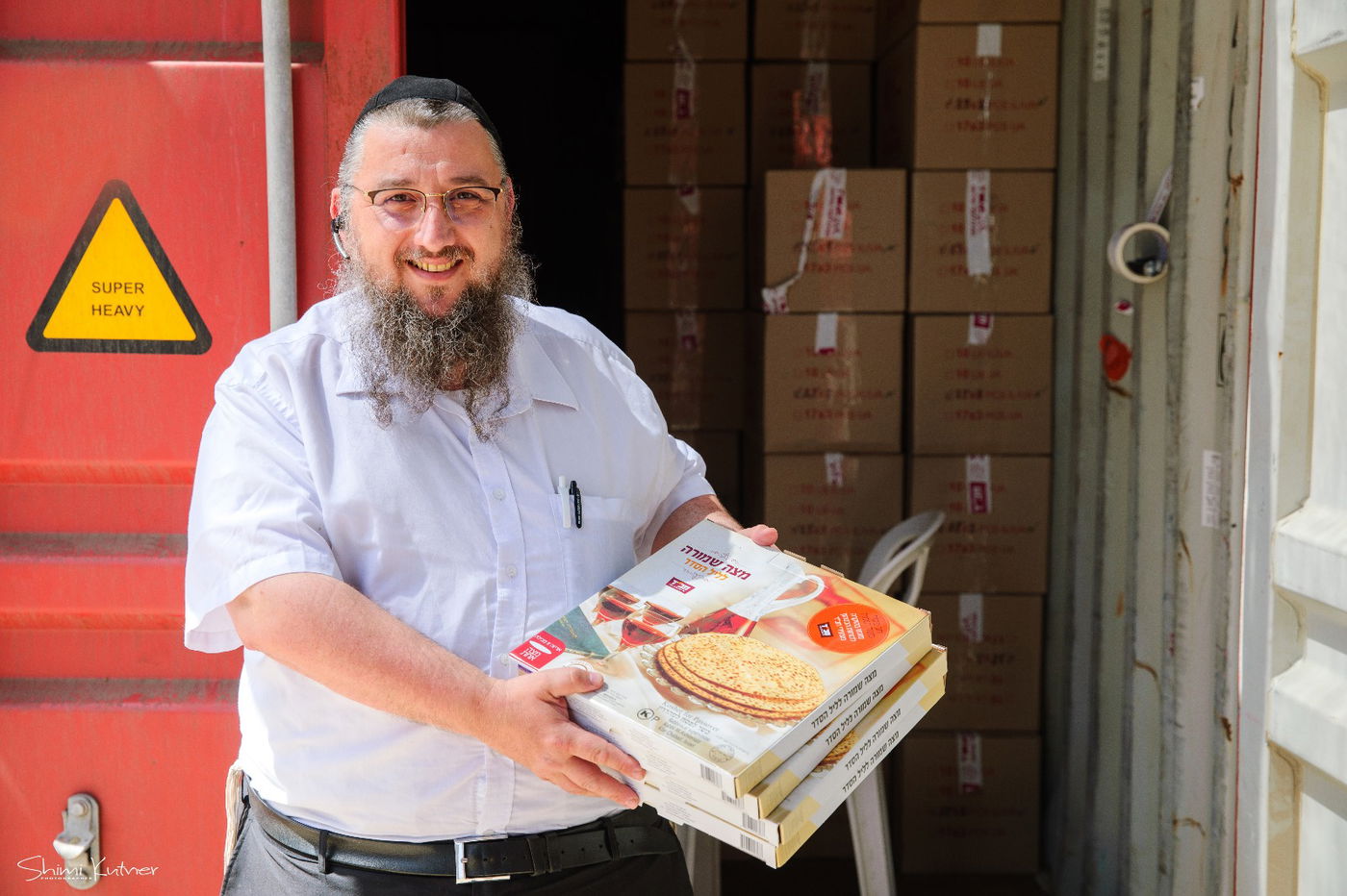 כך מחלקים החב"דניקים אלפי מצות שמורה