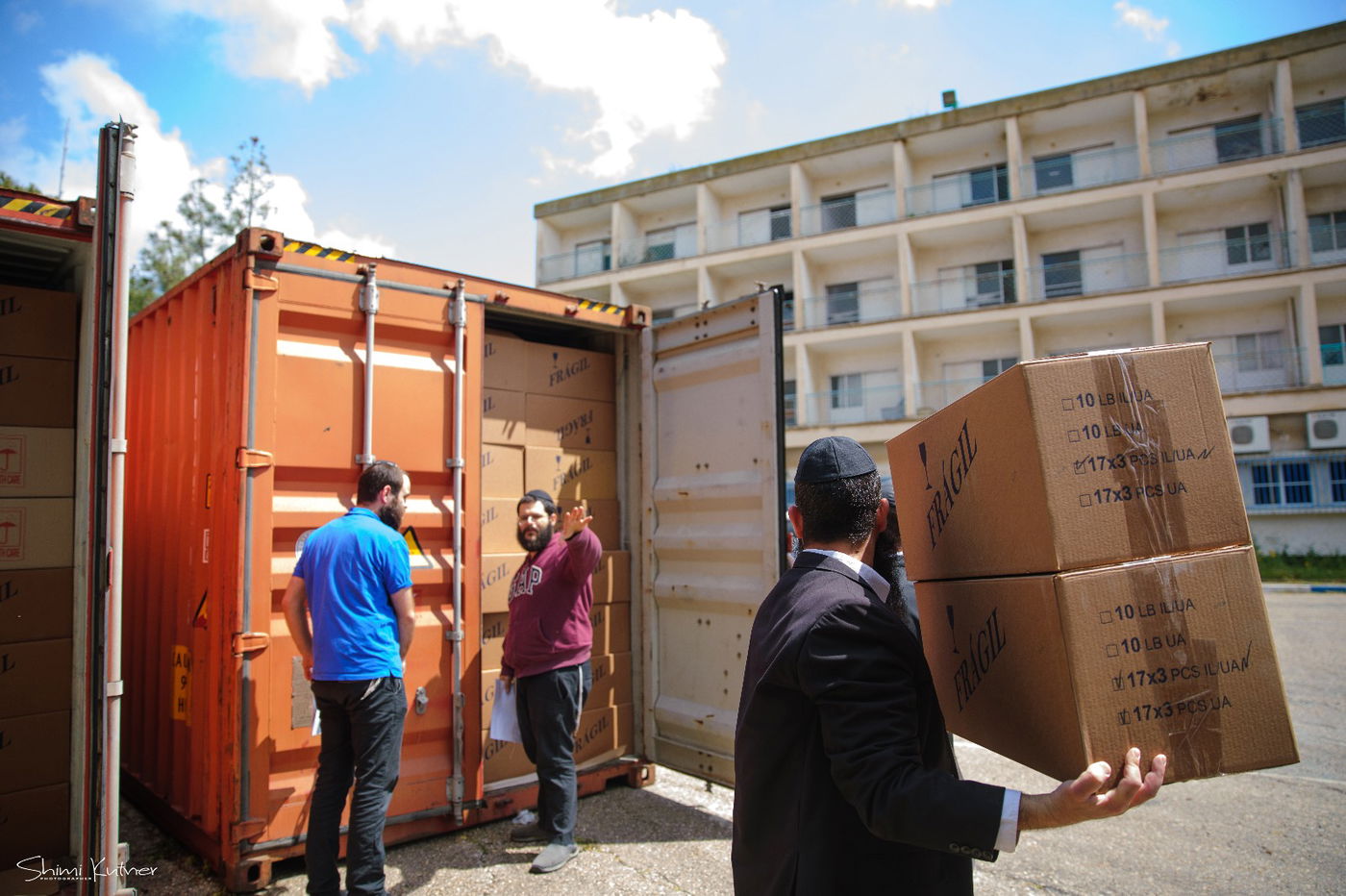 כך מחלקים החב"דניקים אלפי מצות שמורה