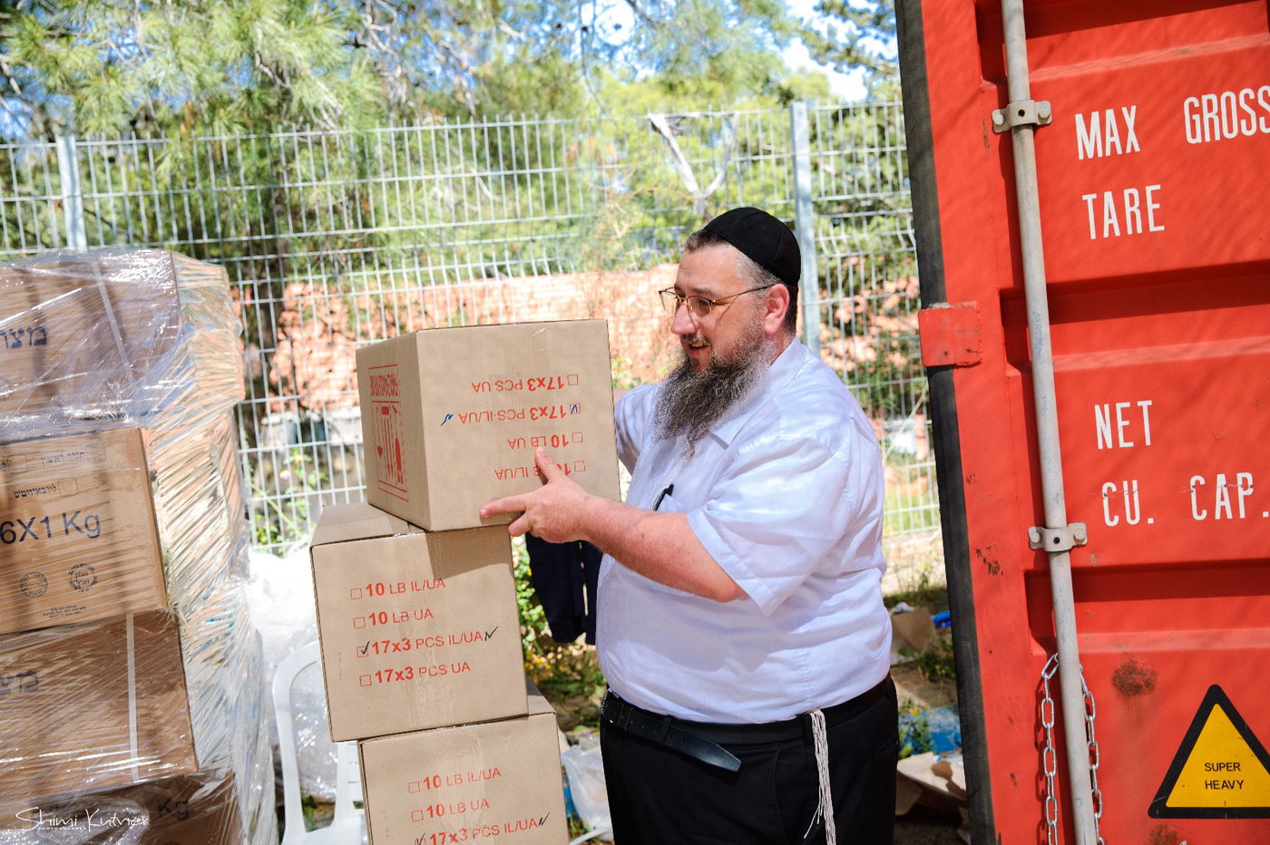 כך מחלקים החב"דניקים אלפי מצות שמורה
