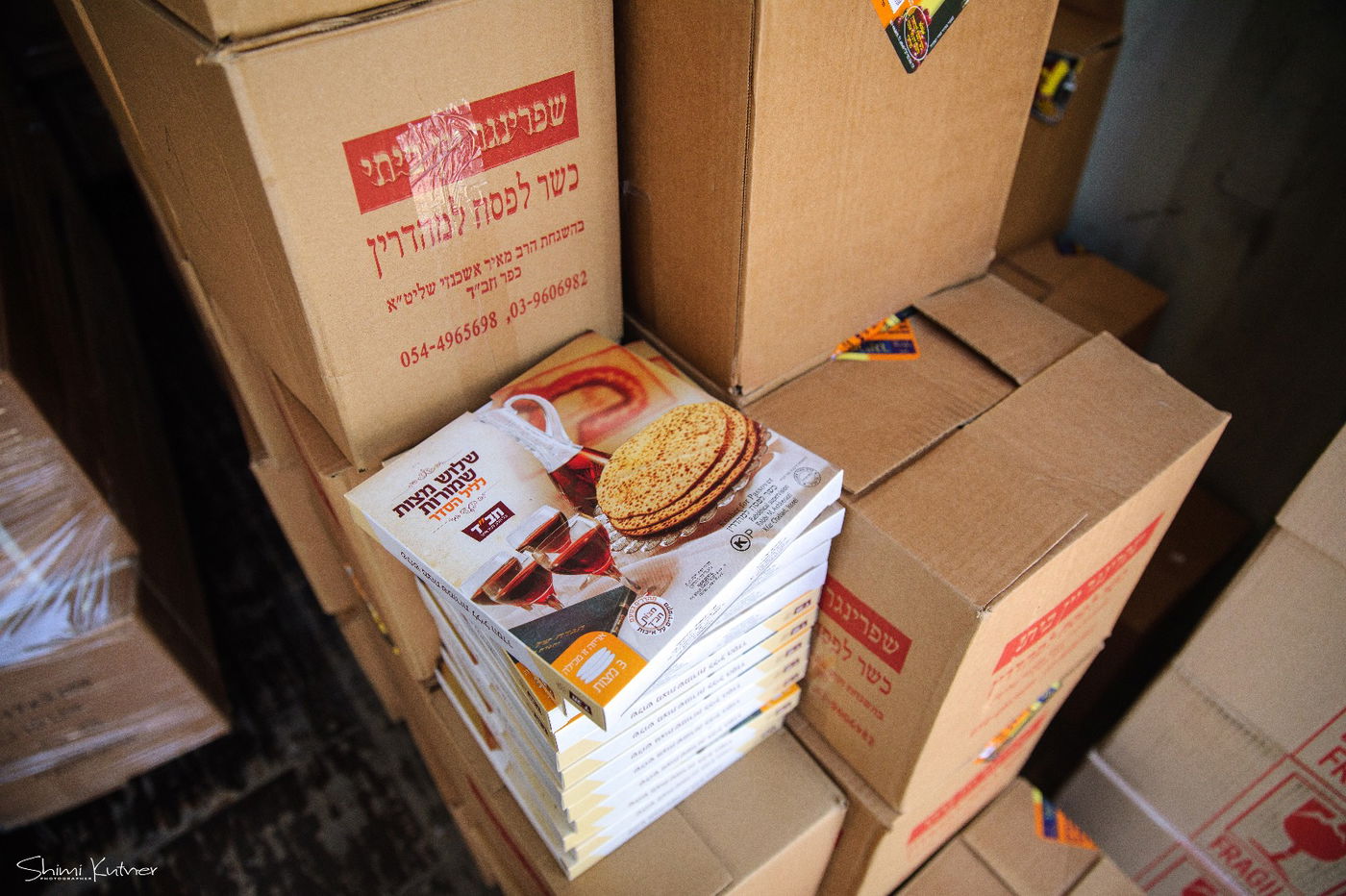 כך מחלקים החב"דניקים אלפי מצות שמורה