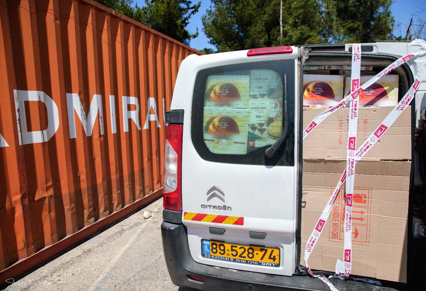 כך מחלקים החב"דניקים אלפי מצות שמורה