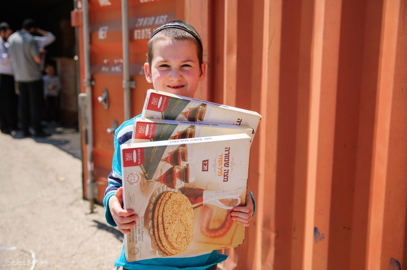 כך מחלקים החב"דניקים אלפי מצות שמורה