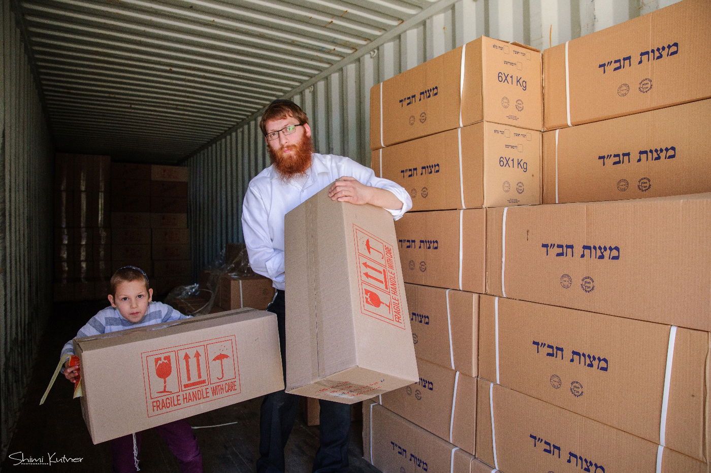 כך מחלקים החב"דניקים אלפי מצות שמורה