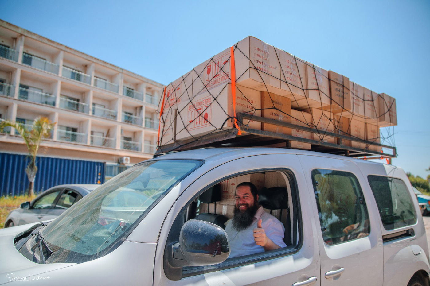 כך מחלקים החב"דניקים אלפי מצות שמורה