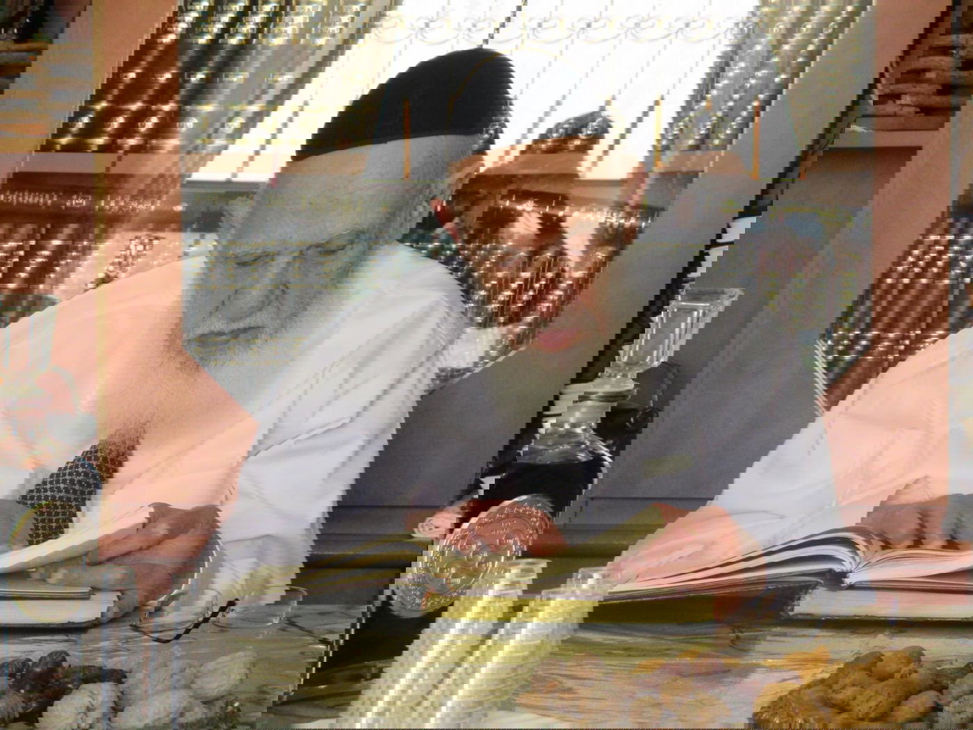 המצות והיין של הכהן הגדול: כל מנהגי חכם שלום לפסח