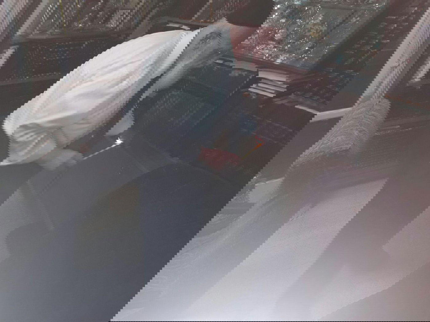 מרן בבדיקת חמץ בשנה שעברה