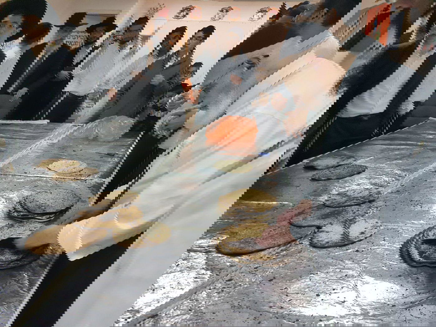 מרן באפיית מצות מצווה שלאחר חצות בערב פסח אשתקד