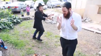 אילון הייטנר מבצע את שירו של הרב גינזבורג