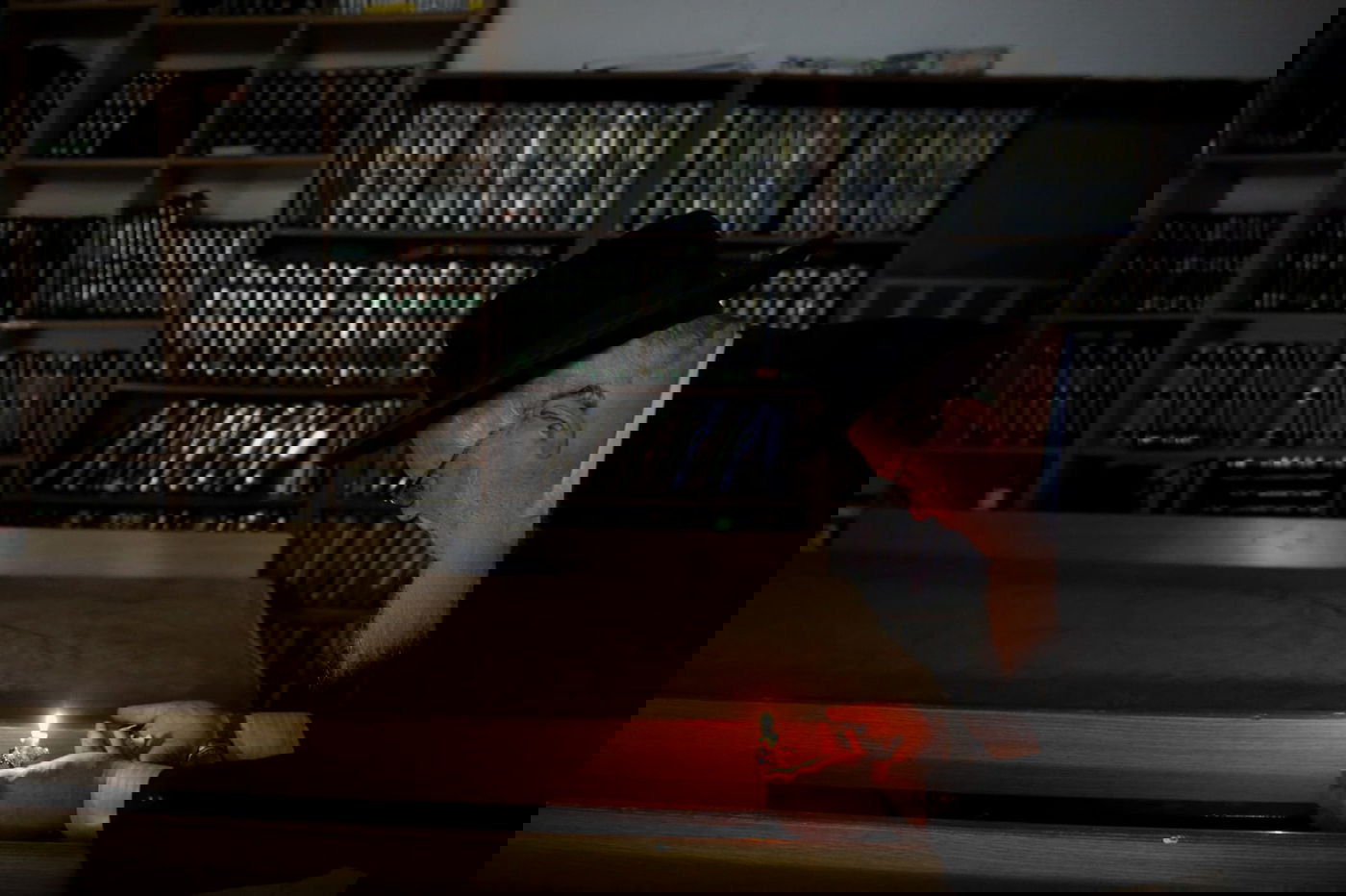 רבה של כרמיאל בעת בדיקת החמץ • תיעוד