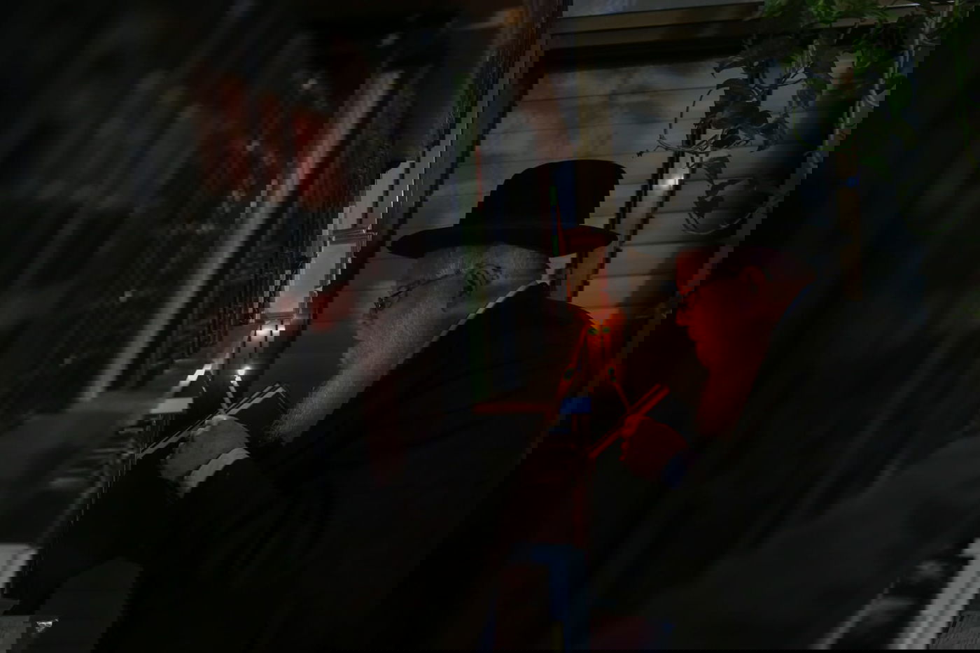 רבה של כרמיאל בעת בדיקת החמץ • תיעוד