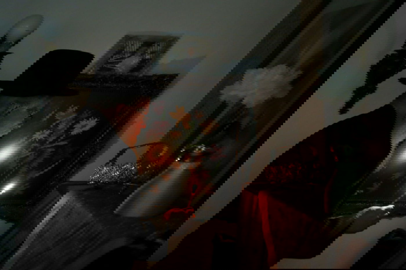 רבה של כרמיאל בעת בדיקת החמץ • תיעוד