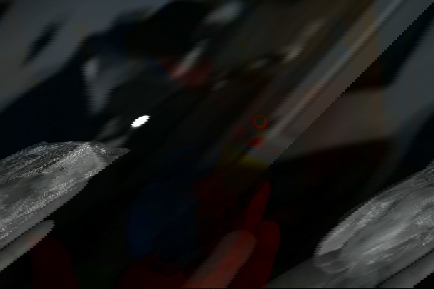 רבה של כרמיאל בעת בדיקת החמץ • תיעוד