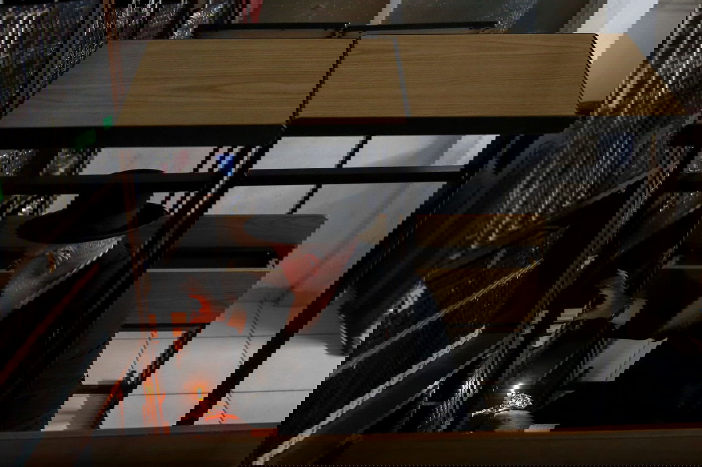 רבה של כרמיאל בעת בדיקת החמץ • תיעוד