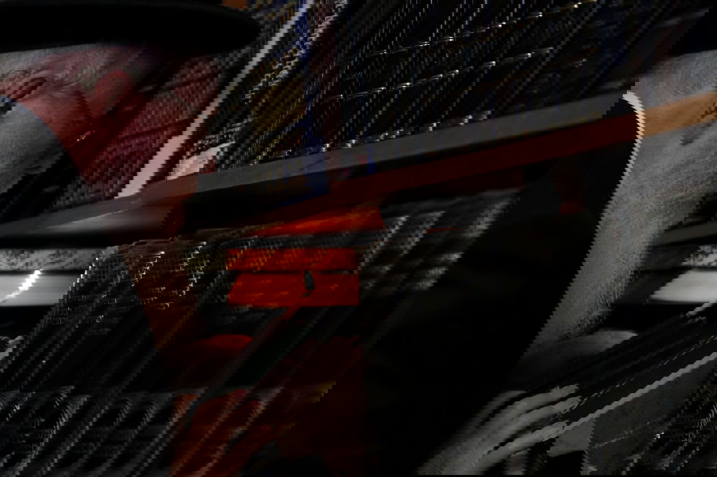 רבה של כרמיאל בעת בדיקת החמץ • תיעוד