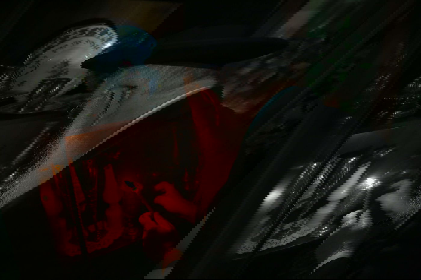 רבה של כרמיאל בעת בדיקת החמץ • תיעוד