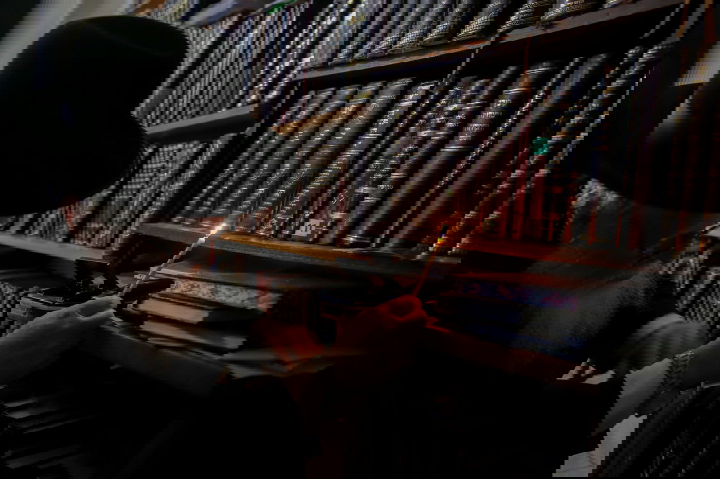 רבה של כרמיאל בעת בדיקת החמץ • תיעוד