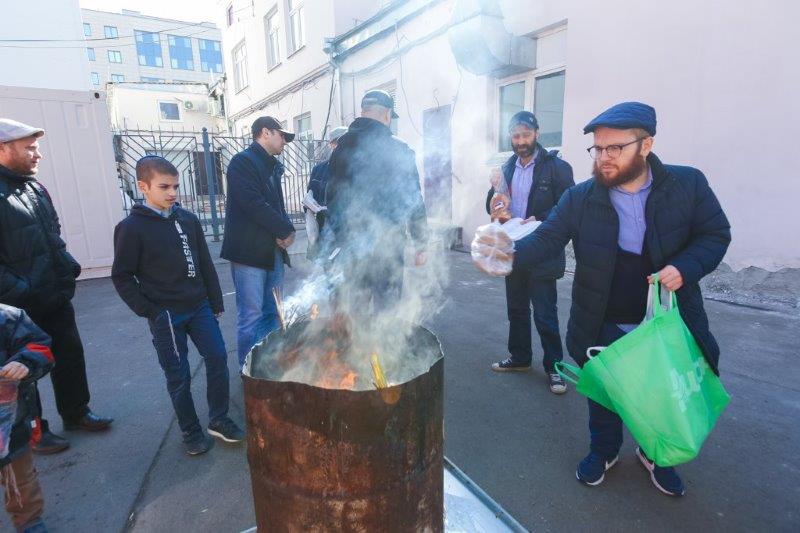 תיעוד: מכירת ושריפת חמץ במוסקבה
