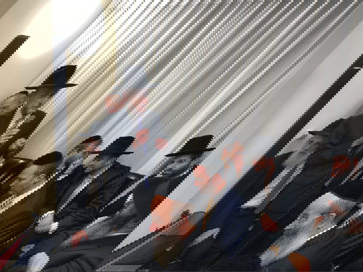 מסיבת חג הפסח אצל אברהם רובינשטיין • צפו