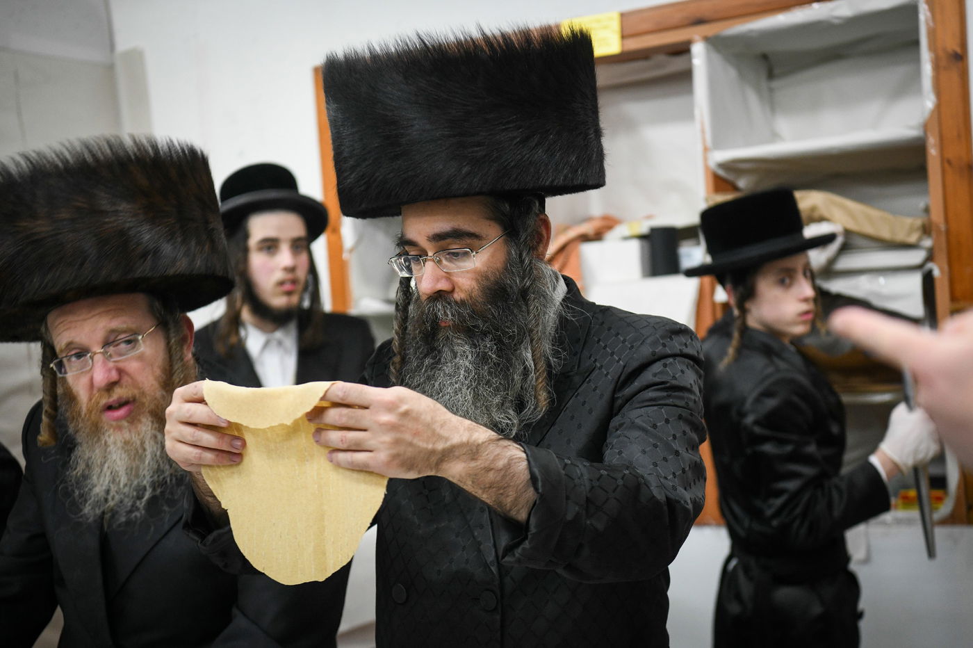 תיעוד: הרבי מקרעטשניף וחסידיו באפיית מצות