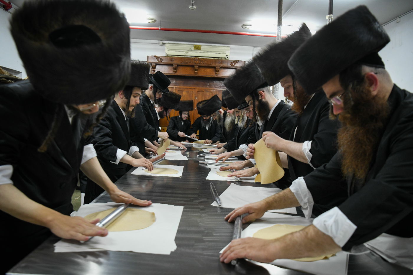 תיעוד: הרבי מקרעטשניף וחסידיו באפיית מצות