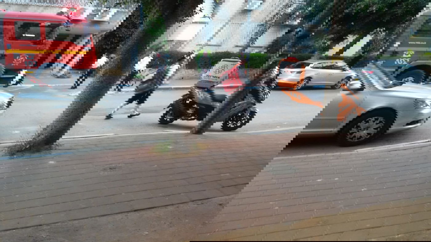 הכוננים, מחוץ לבית האישה