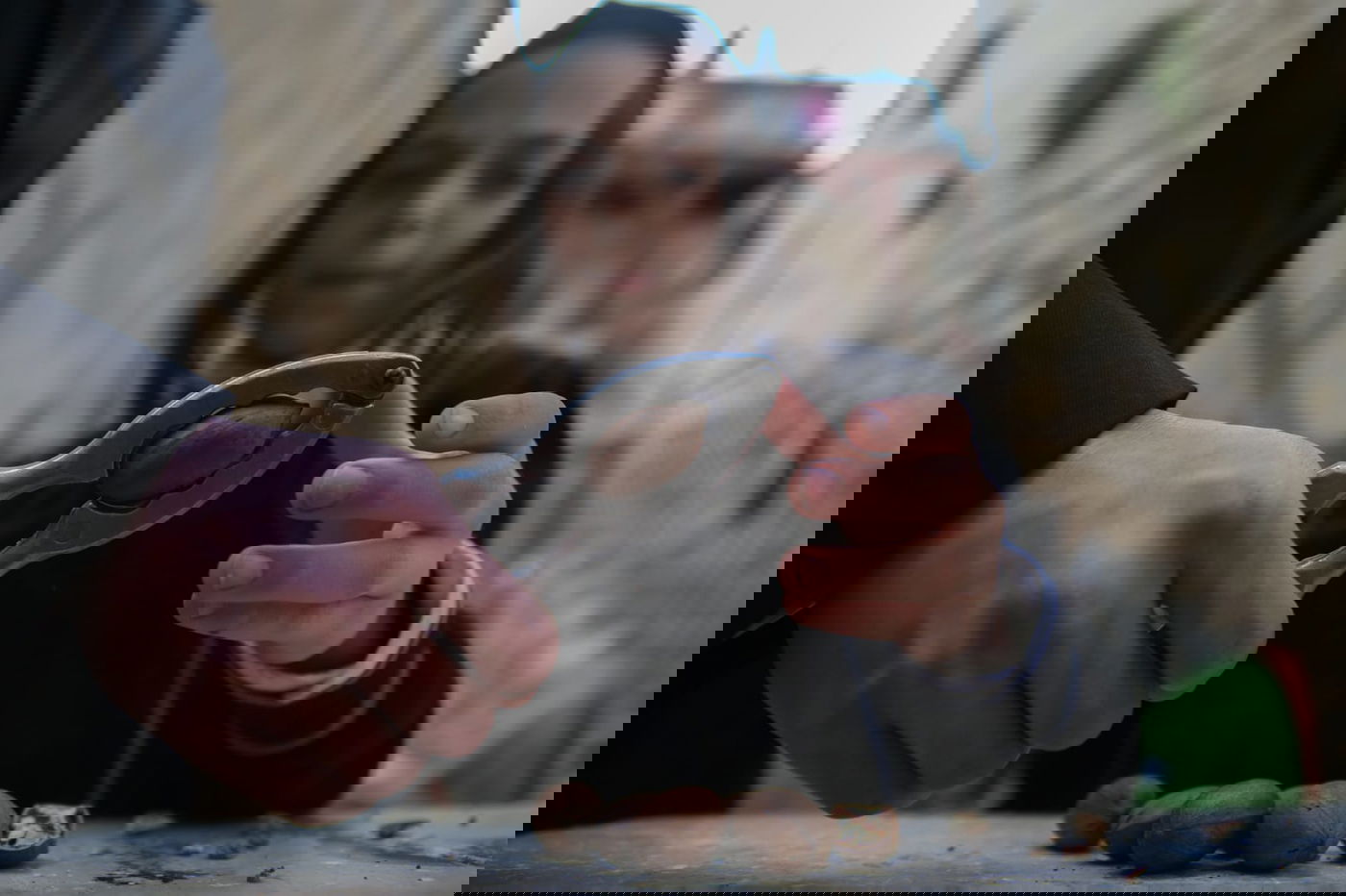 פסח: הילדים מפצחים את האגוזים והשקדים