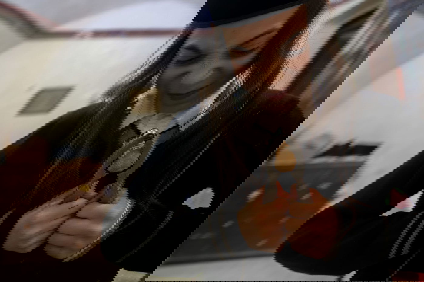 פסח: הילדים מפצחים את האגוזים והשקדים