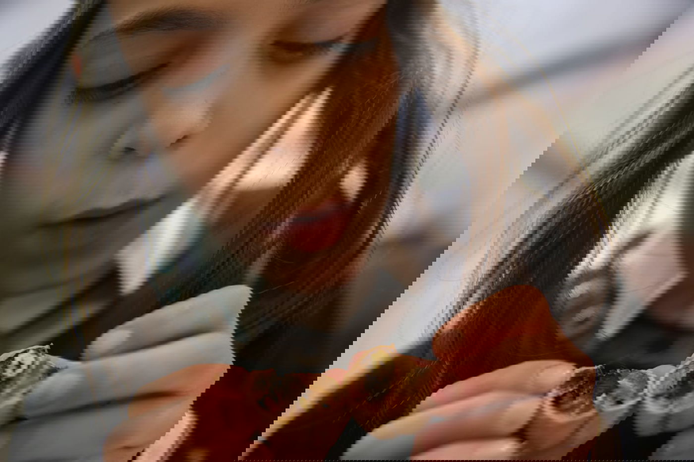 פסח: הילדים מפצחים את האגוזים והשקדים