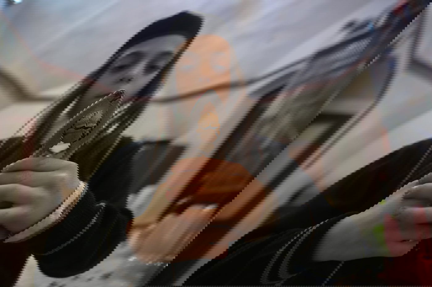 פסח: הילדים מפצחים את האגוזים והשקדים