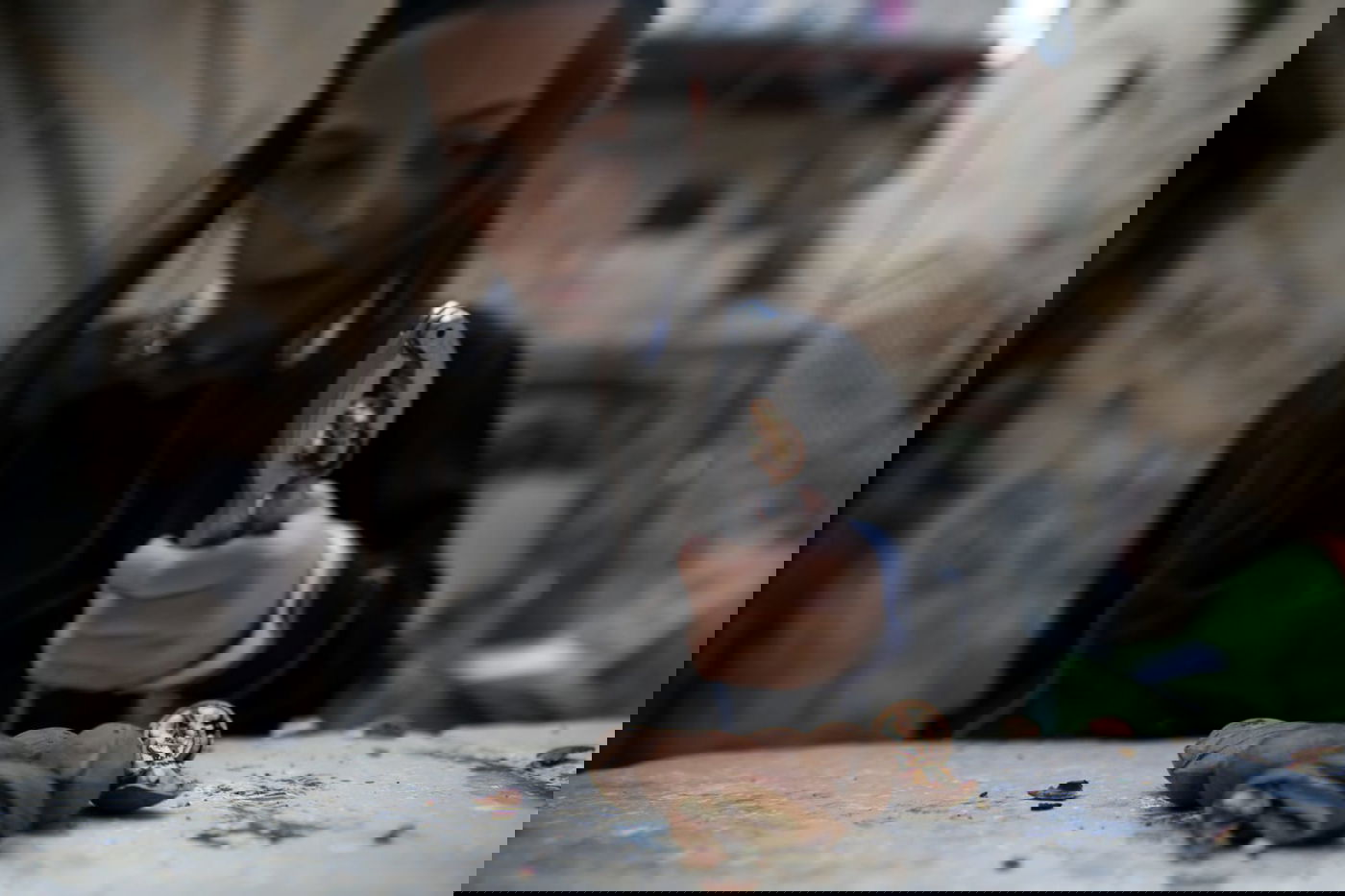 פסח: הילדים מפצחים את האגוזים והשקדים