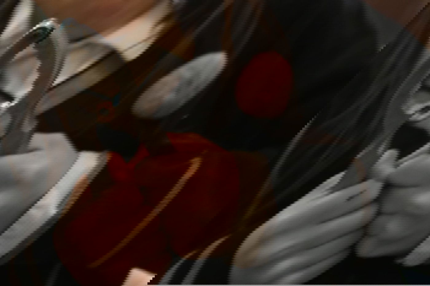 פסח: הילדים מפצחים את האגוזים והשקדים