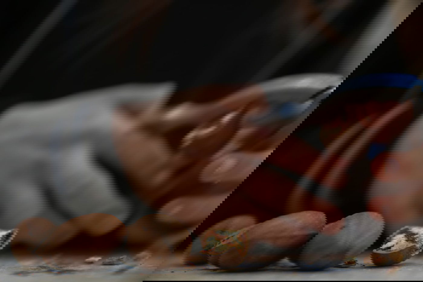 פסח: הילדים מפצחים את האגוזים והשקדים