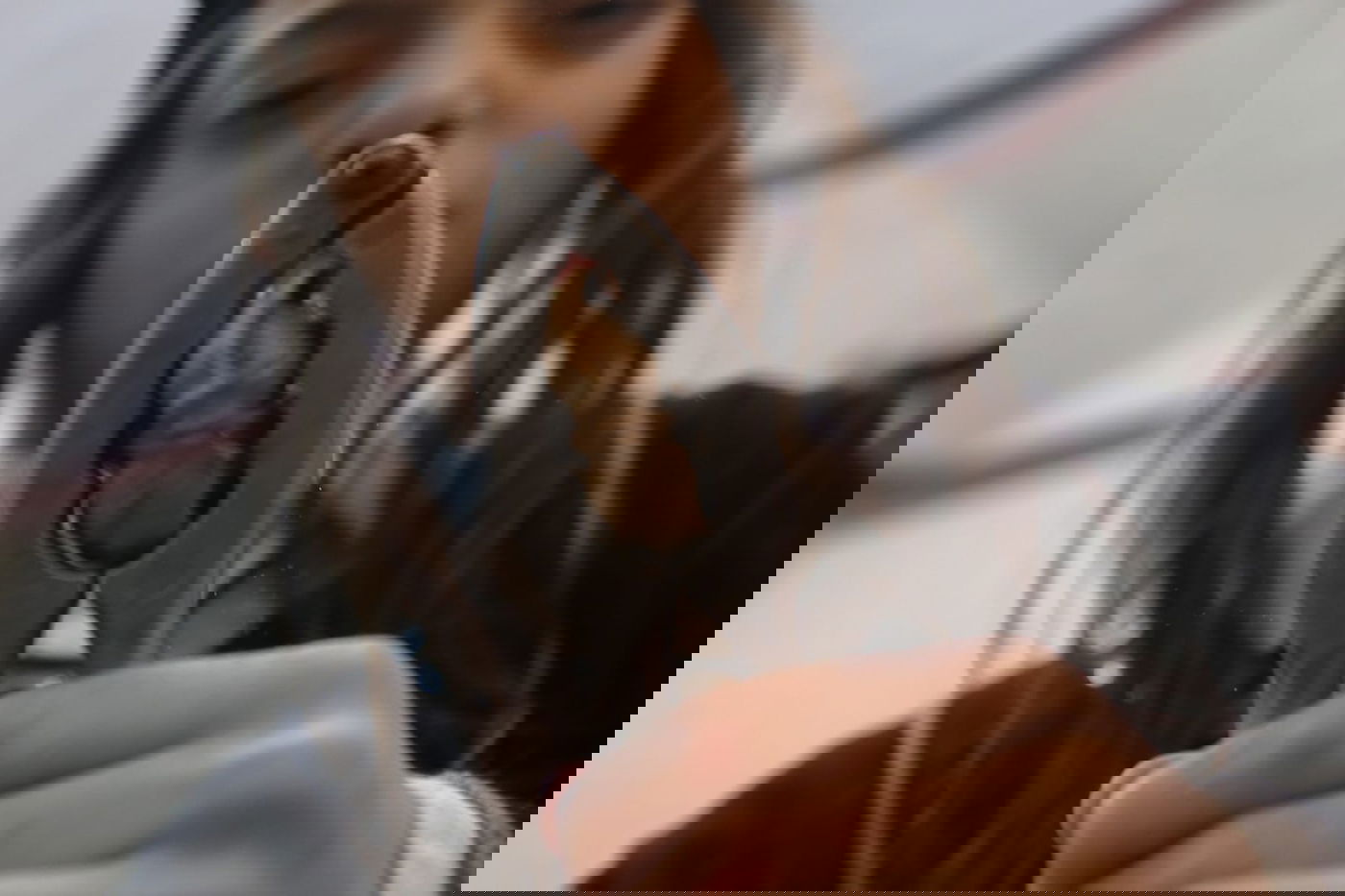 פסח: הילדים מפצחים את האגוזים והשקדים