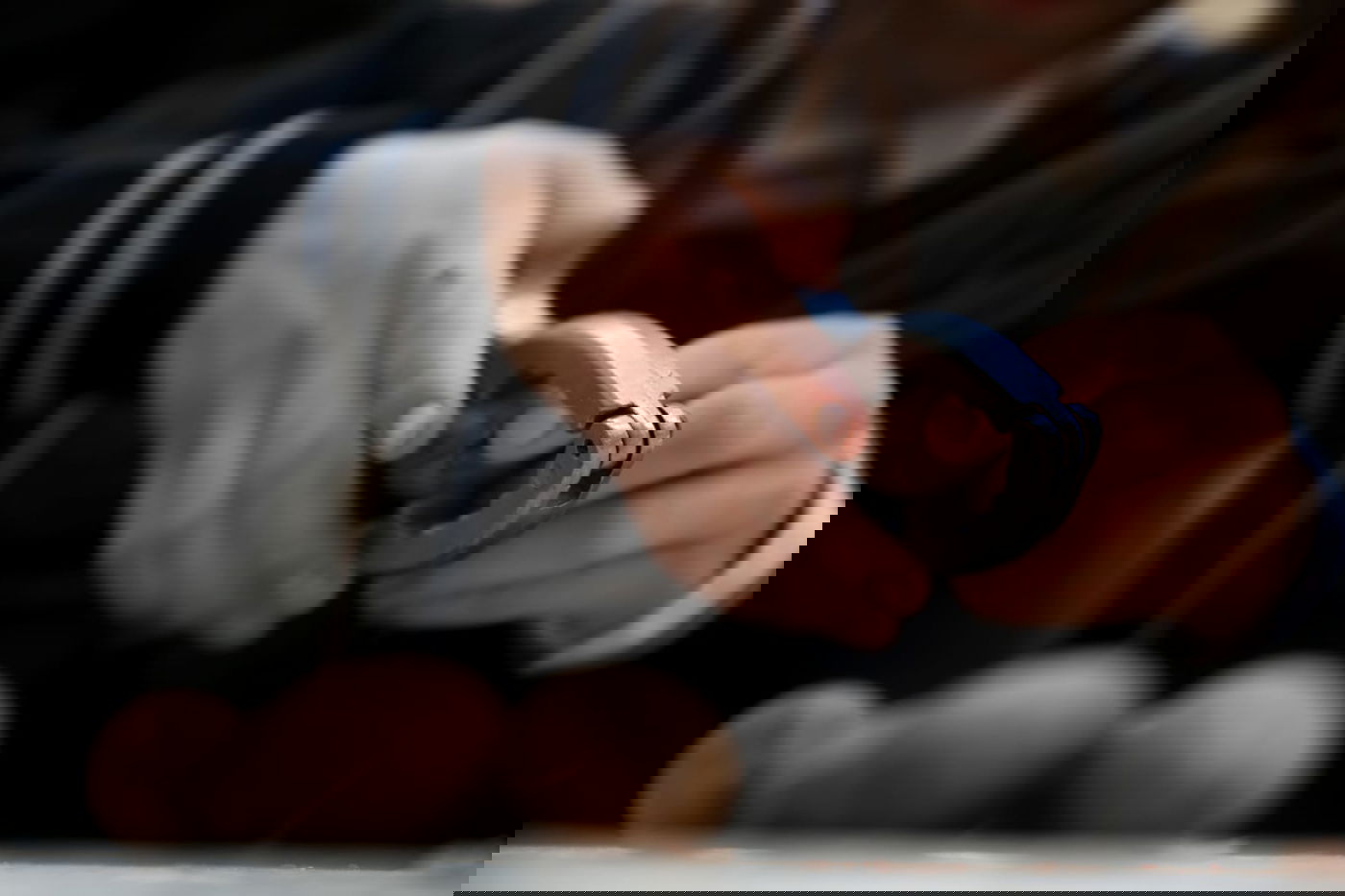 פסח: הילדים מפצחים את האגוזים והשקדים