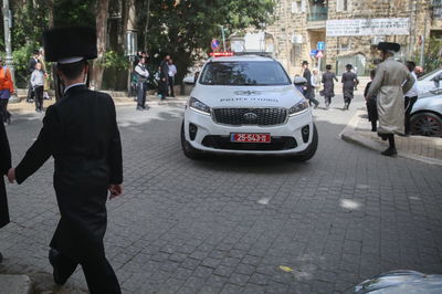 אבנים וצעקות: עשרות תקפו חייל חרדי. צפו