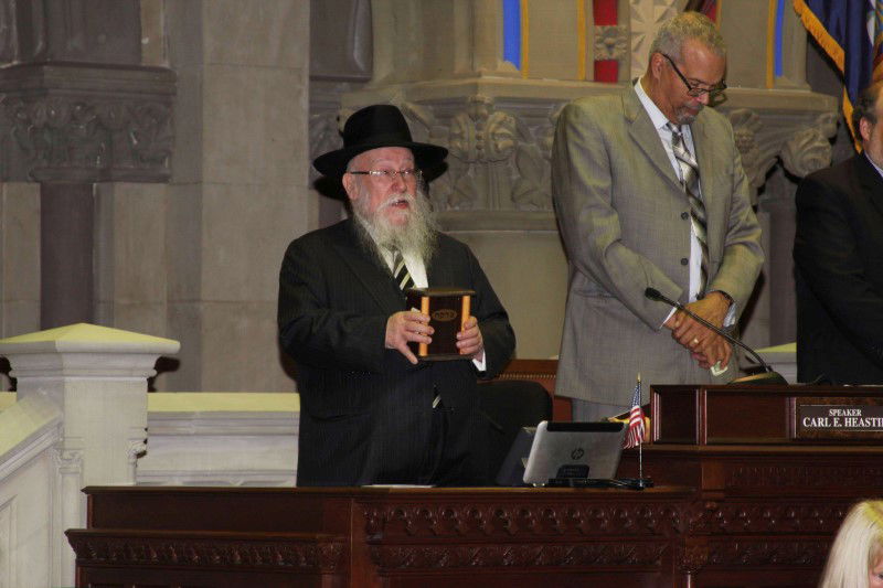 פוליטיקאים אמריקאים עמדו בתור לשים צדקה