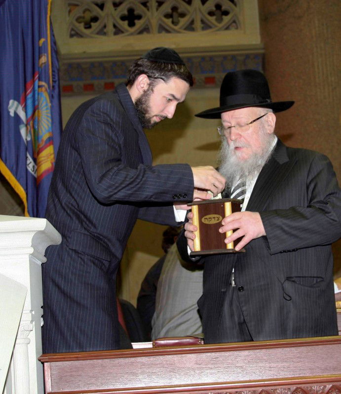 פוליטיקאים אמריקאים עמדו בתור לשים צדקה