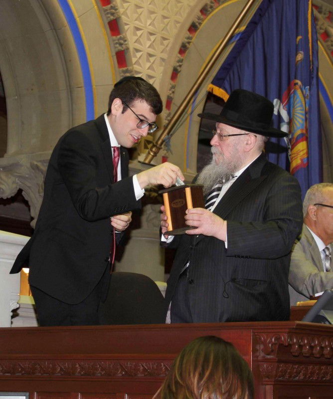 פוליטיקאים אמריקאים עמדו בתור לשים צדקה