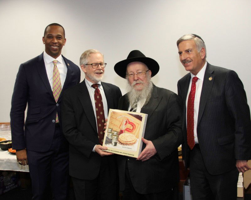 פוליטיקאים אמריקאים עמדו בתור לשים צדקה