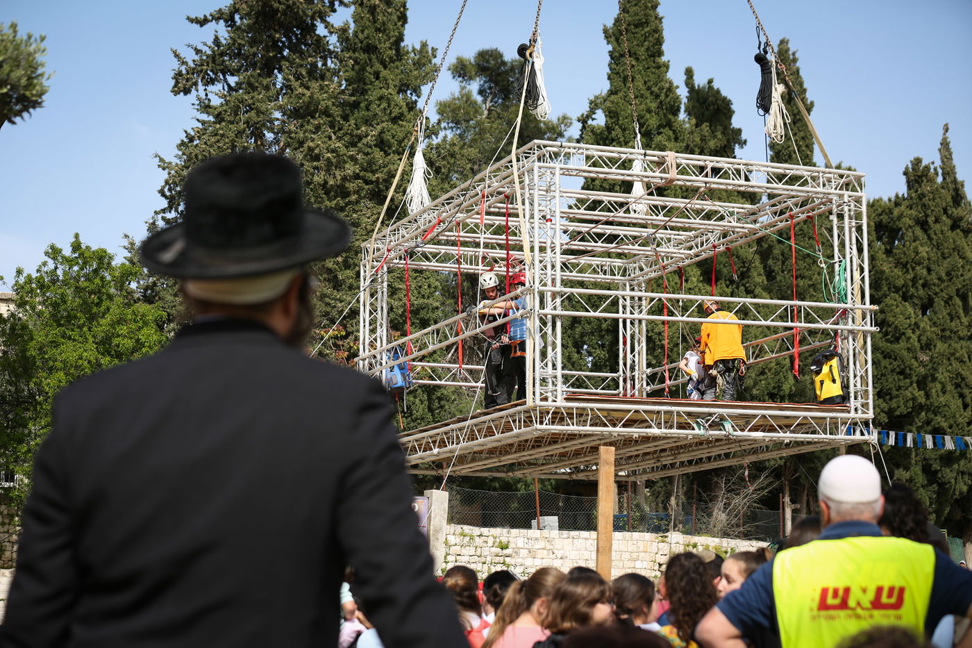 אטרקציה בצפת: סנפלינג בגובה 50 מטרים