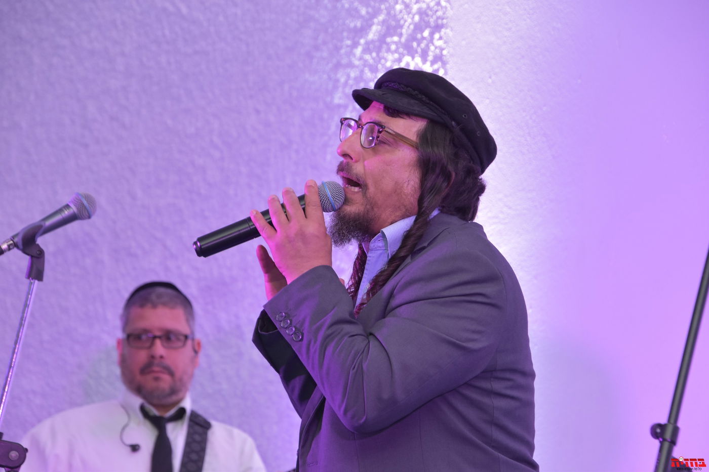 קאהן, ברסון והאחים דיקמן: ביצוע יווני חגיגי