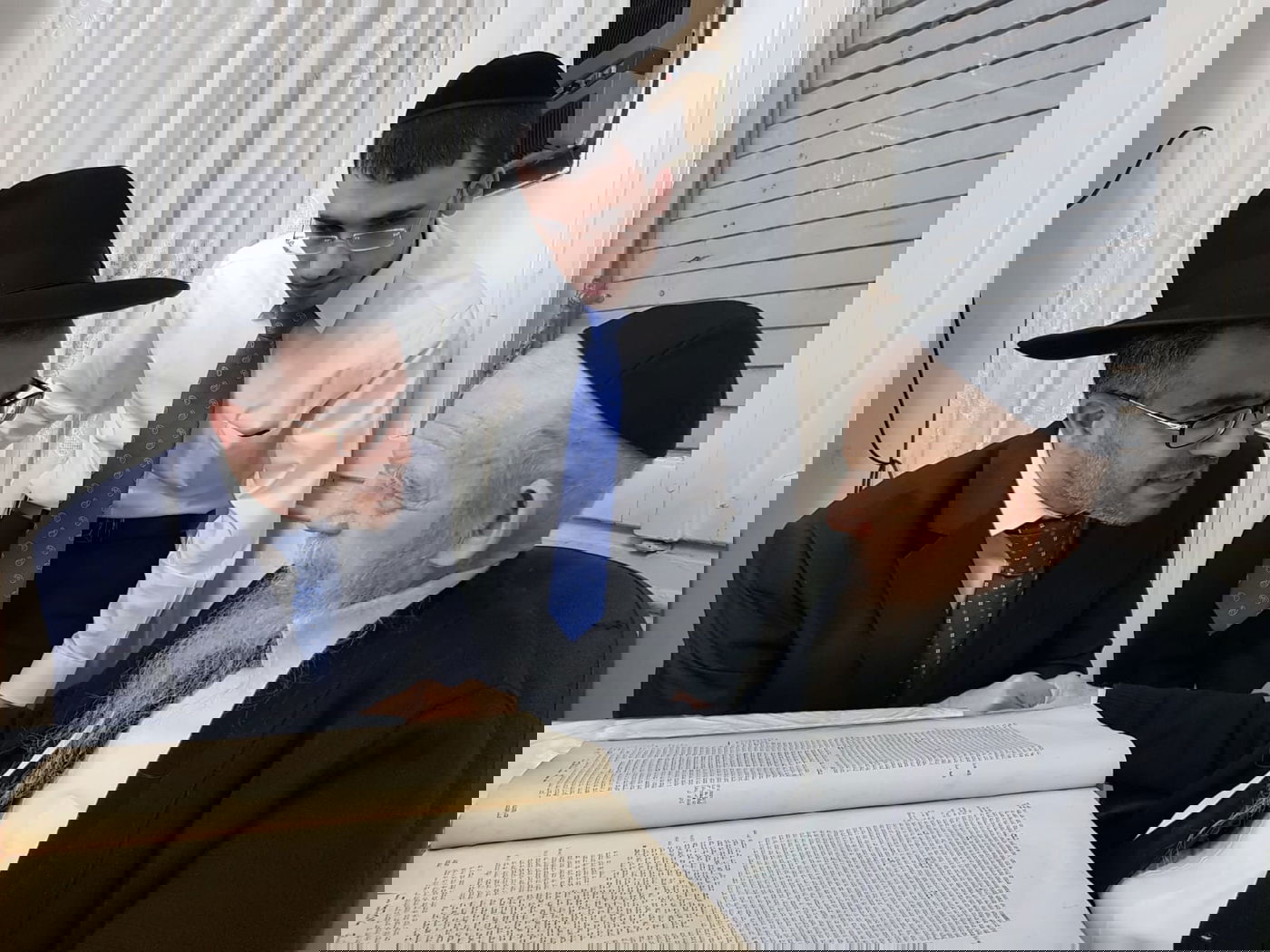 תיעוד: חול המועד במעונו של ראש הישיבה