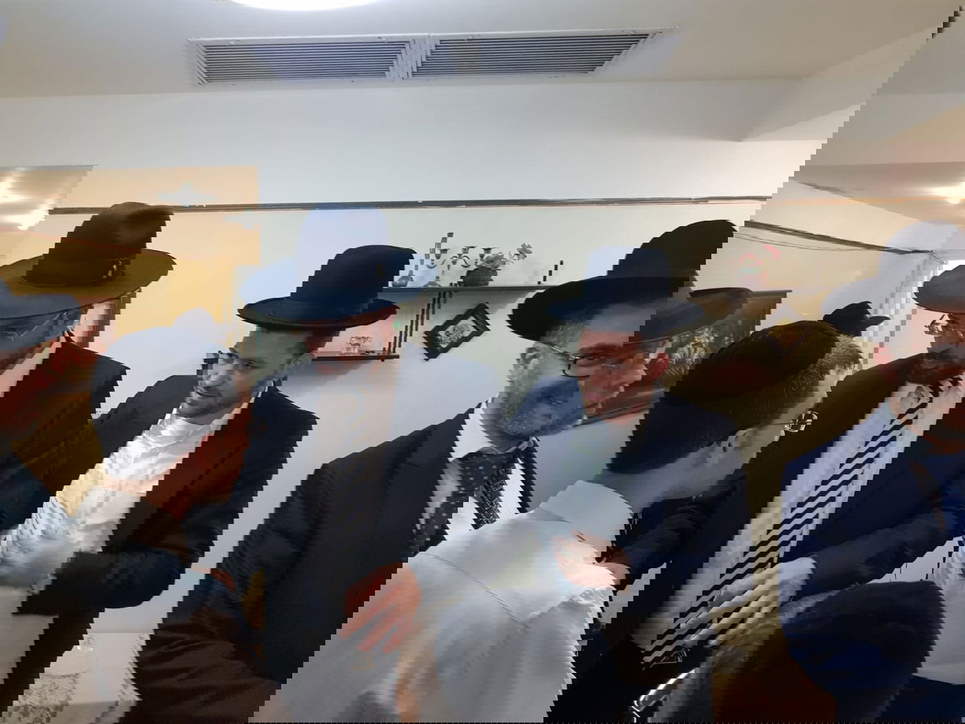 תיעוד: חול המועד במעונו של ראש הישיבה