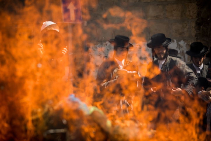 שריפת חמץ. אילוסטרציה, למצולמים אין קשר לנאמר בכתבה